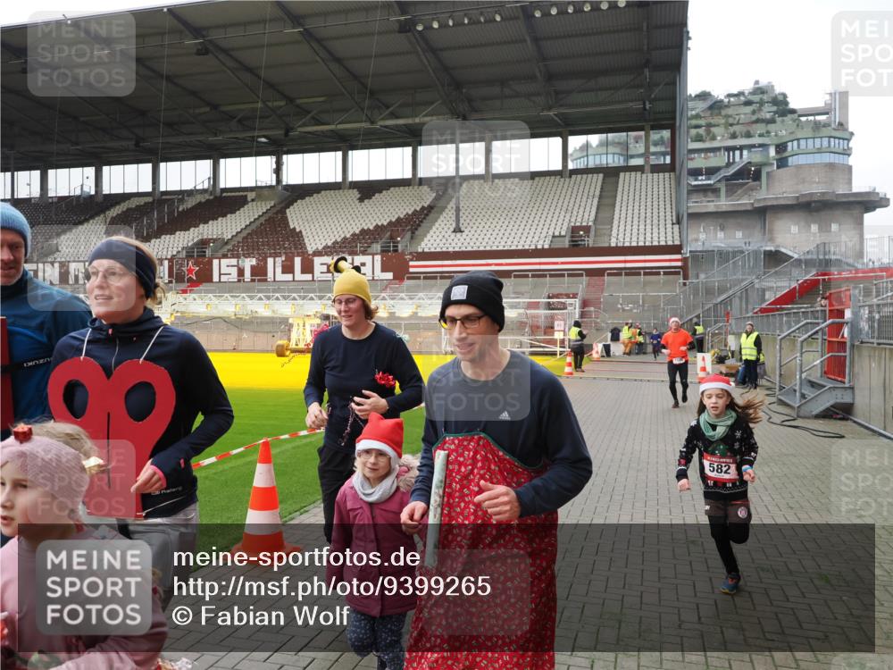 07.12.2025 - St. Pauli X-Mass-Run No. 15 Fabian Wolf http://msf.ph/oto/9399265 07.12.2025 10:59:01 Ziel 582, 606, 907, 1160, 1174, 1451, 1453, 1456, 1458, 1459, 1476, 1508 meine-sportfotos.de