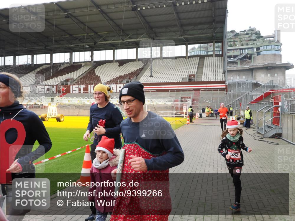 07.12.2025 - St. Pauli X-Mass-Run No. 15 Fabian Wolf http://msf.ph/oto/9399266 07.12.2025 10:59:01 Ziel 582, 606, 907, 1160, 1174, 1451, 1453, 1456, 1458, 1459, 1476, 1508 meine-sportfotos.de
