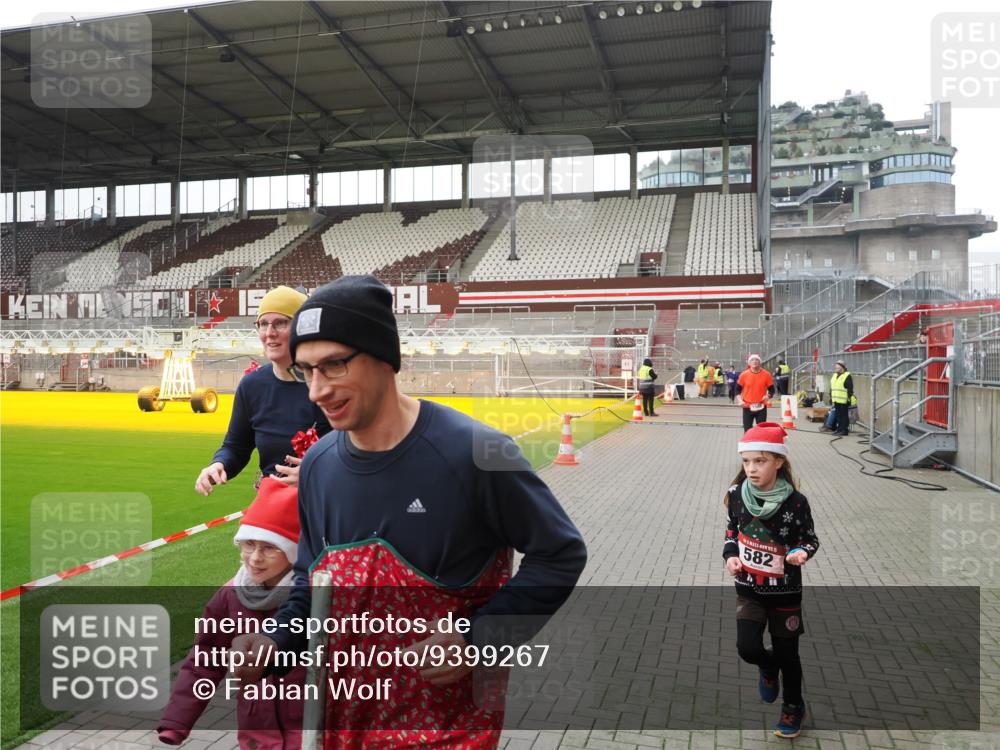 07.12.2025 - St. Pauli X-Mass-Run No. 15 Fabian Wolf http://msf.ph/oto/9399267 07.12.2025 10:59:01 Ziel 582, 606, 907, 1160, 1174, 1451, 1453, 1456, 1458, 1459, 1476, 1508 meine-sportfotos.de