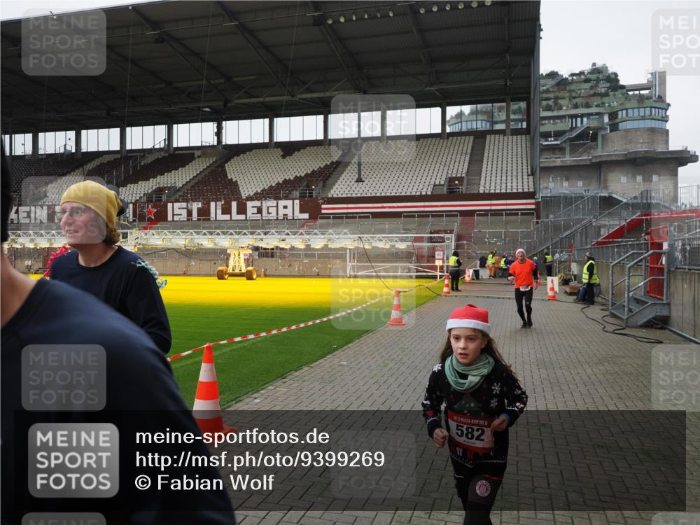 07.12.2025 - St. Pauli X-Mass-Run No. 15 Fabian Wolf http://msf.ph/oto/9399269 07.12.2025 10:59:02 Ziel 582, 606, 907, 1451, 1453, 1456, 1458, 1459, 1476, 1508 meine-sportfotos.de