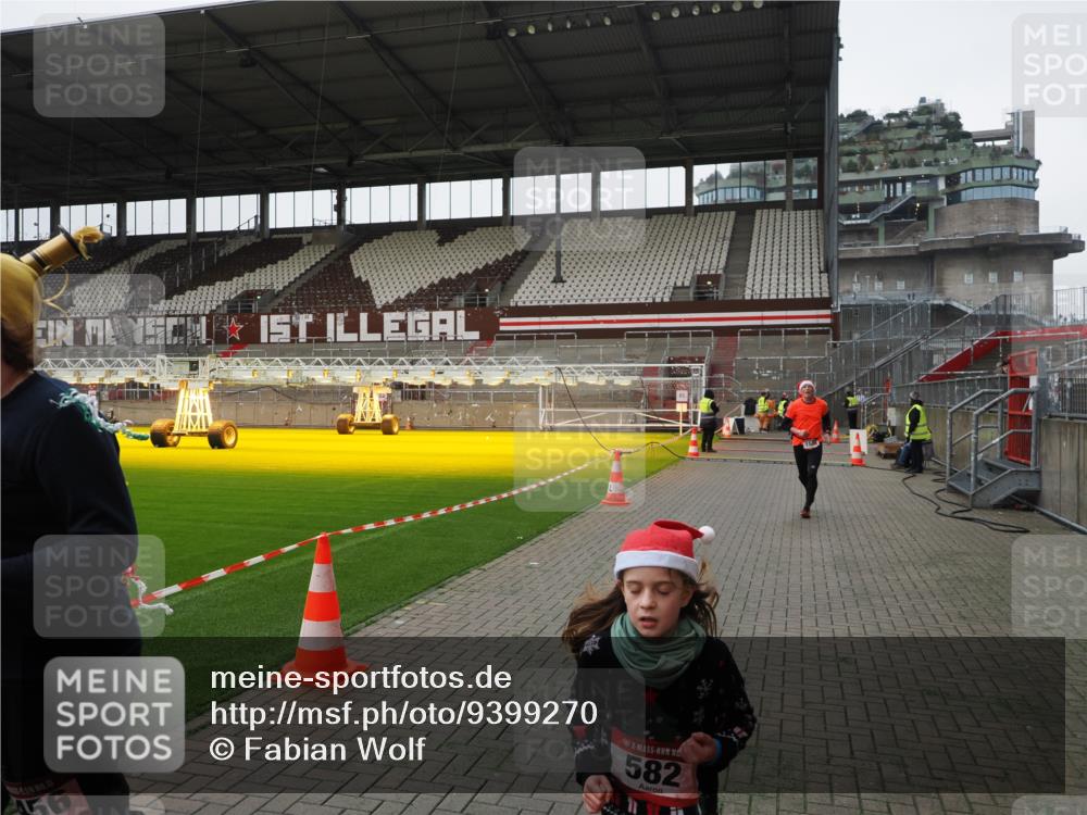 07.12.2025 - St. Pauli X-Mass-Run No. 15 Fabian Wolf http://msf.ph/oto/9399270 07.12.2025 10:59:02 Ziel 582, 606, 907, 1451, 1453, 1456, 1458, 1459, 1476, 1508 meine-sportfotos.de