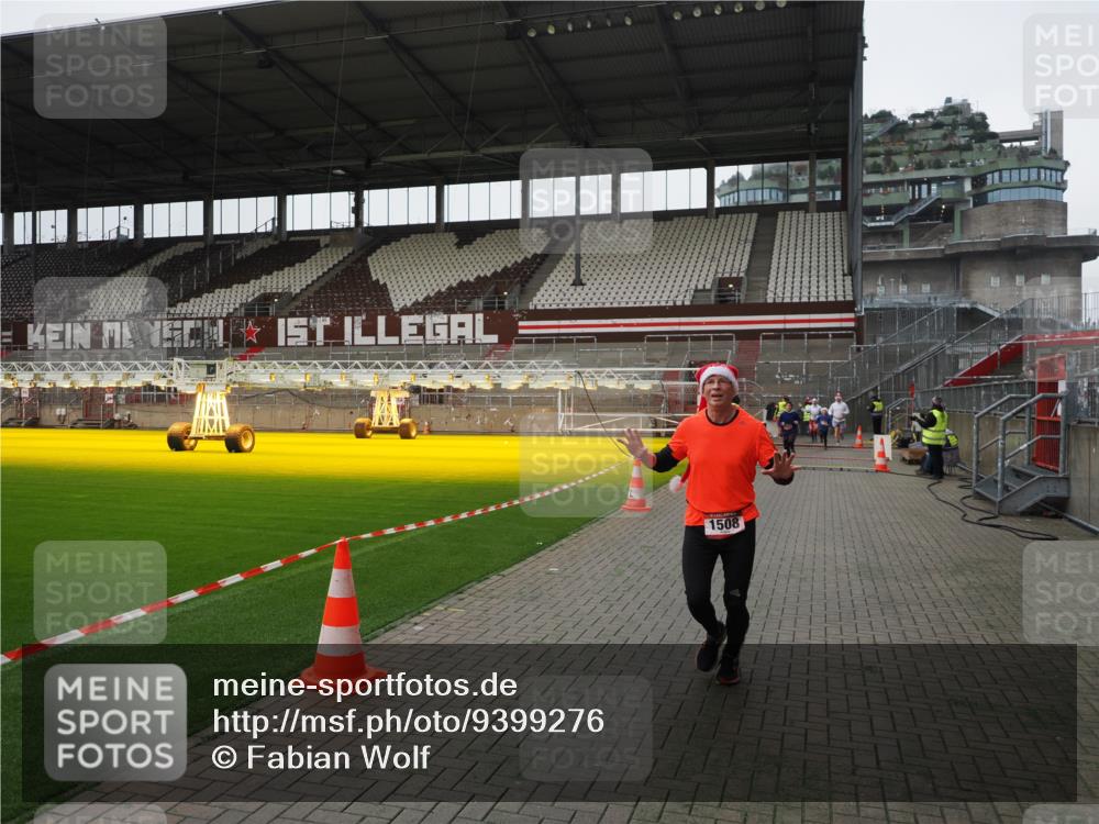 07.12.2025 - St. Pauli X-Mass-Run No. 15 Fabian Wolf http://msf.ph/oto/9399276 07.12.2025 10:59:04 Ziel 582, 1451, 1453, 1456, 1458, 1459, 1508, 2503 meine-sportfotos.de