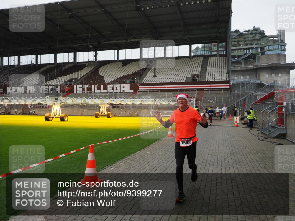 07.12.2025 - St. Pauli X-Mass-Run No. 15 Fabian Wolf http://msf.ph/oto/9399277 07.12.2025 10:59:04 Ziel 582, 1451, 1453, 1456, 1458, 1459, 1508, 2503 meine-sportfotos.de