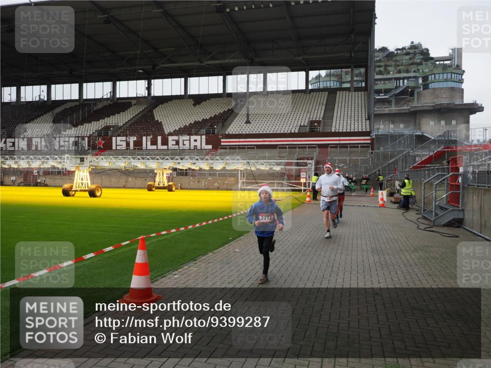 07.12.2025 - St. Pauli X-Mass-Run No. 15 Fabian Wolf http://msf.ph/oto/9399287 07.12.2025 10:59:11 Ziel 242, 582, 1508, 2503, 2772 meine-sportfotos.de