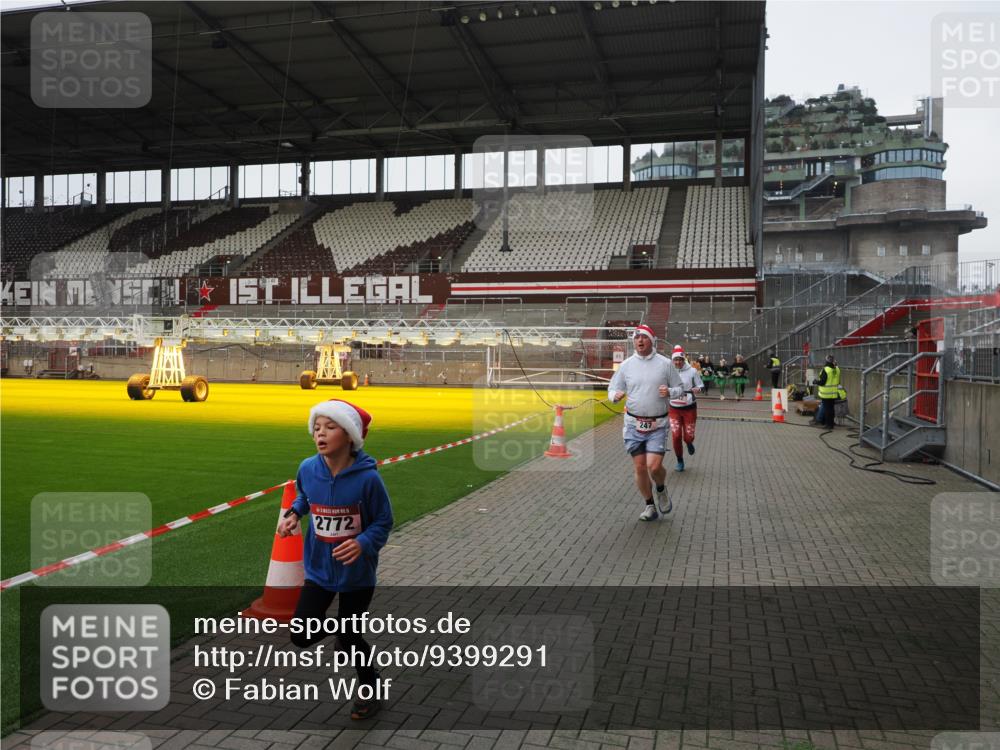 07.12.2025 - St. Pauli X-Mass-Run No. 15 Fabian Wolf http://msf.ph/oto/9399291 07.12.2025 10:59:12 Ziel 242, 582, 1508, 2503, 2772 meine-sportfotos.de