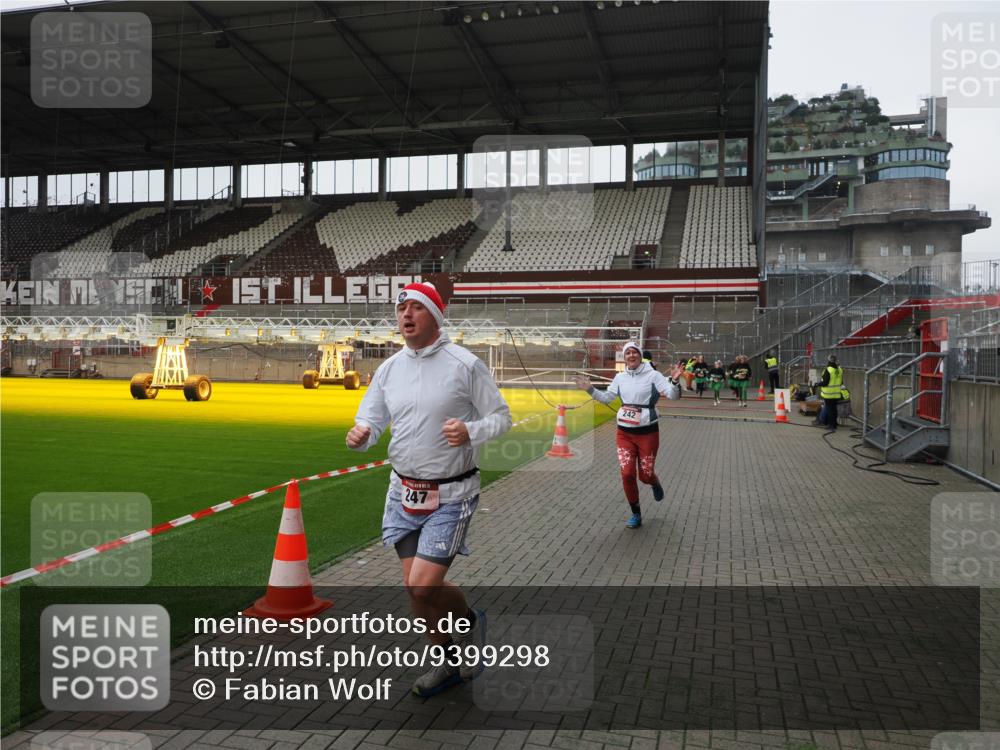 07.12.2025 - St. Pauli X-Mass-Run No. 15 Fabian Wolf http://msf.ph/oto/9399298 07.12.2025 10:59:13 Ziel 242, 582, 1508, 2503, 2719, 2772 meine-sportfotos.de