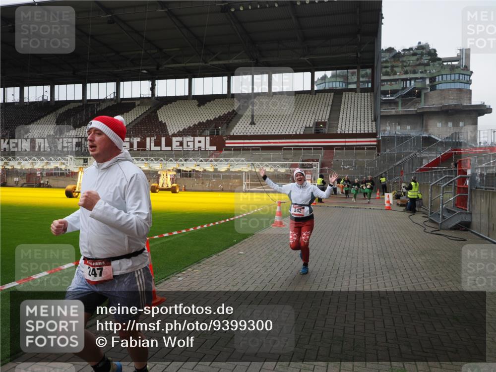 07.12.2025 - St. Pauli X-Mass-Run No. 15 Fabian Wolf http://msf.ph/oto/9399300 07.12.2025 10:59:14 Ziel 242, 582, 1508, 2503, 2719, 2720, 2772 meine-sportfotos.de