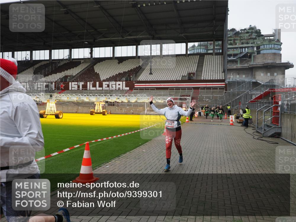 07.12.2025 - St. Pauli X-Mass-Run No. 15 Fabian Wolf http://msf.ph/oto/9399301 07.12.2025 10:59:14 Ziel 242, 582, 1508, 2503, 2719, 2720, 2772 meine-sportfotos.de