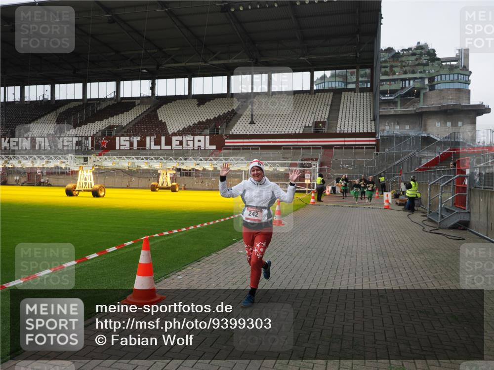 07.12.2025 - St. Pauli X-Mass-Run No. 15 Fabian Wolf http://msf.ph/oto/9399303 07.12.2025 10:59:14 Ziel 242, 582, 1508, 2503, 2719, 2720, 2772 meine-sportfotos.de