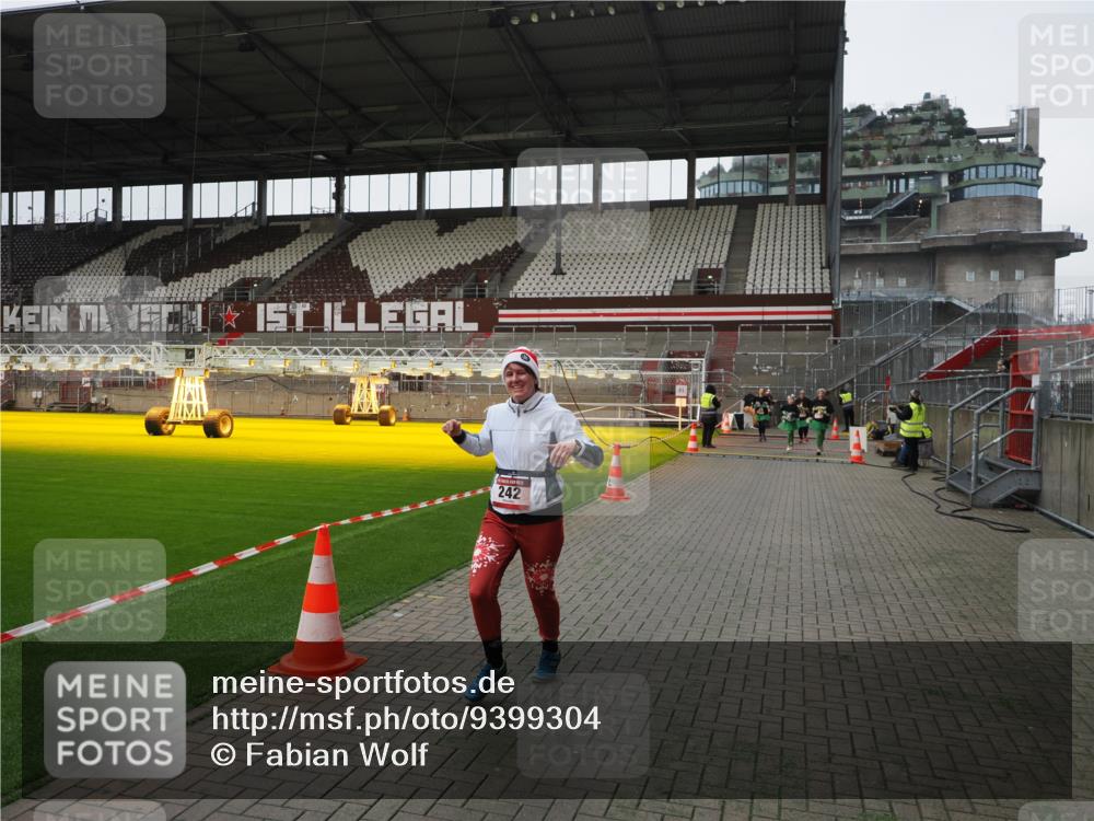 07.12.2025 - St. Pauli X-Mass-Run No. 15 Fabian Wolf http://msf.ph/oto/9399304 07.12.2025 10:59:14 Ziel 242, 582, 1508, 2503, 2719, 2720, 2772 meine-sportfotos.de