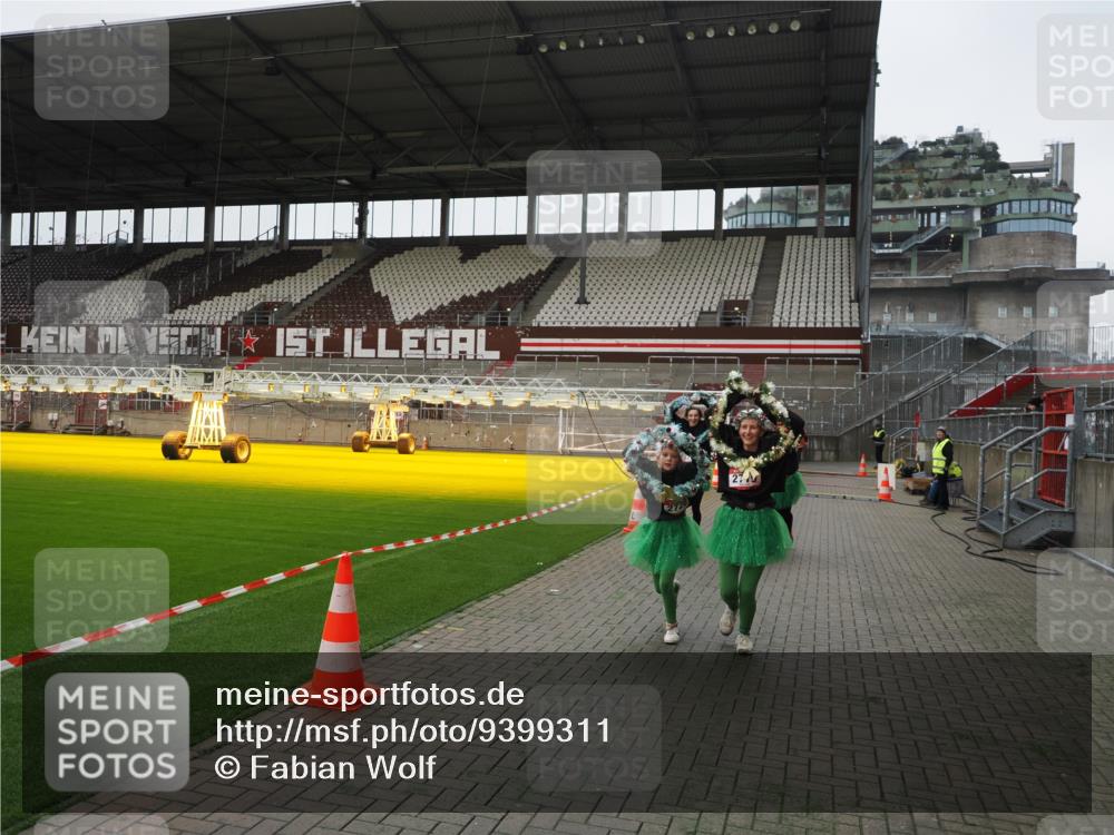 07.12.2025 - St. Pauli X-Mass-Run No. 15 Fabian Wolf http://msf.ph/oto/9399311 07.12.2025 10:59:22 Ziel 242, 2503, 2719, 2720, 2721, 2727, 2772 meine-sportfotos.de