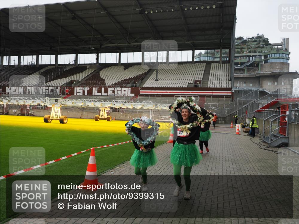 07.12.2025 - St. Pauli X-Mass-Run No. 15 Fabian Wolf http://msf.ph/oto/9399315 07.12.2025 10:59:22 Ziel 242, 2503, 2719, 2720, 2721, 2727, 2772 meine-sportfotos.de