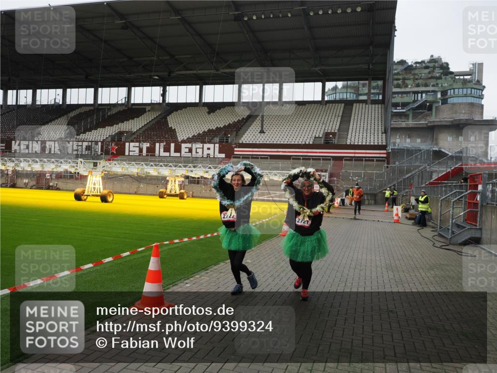 07.12.2025 - St. Pauli X-Mass-Run No. 15 Fabian Wolf http://msf.ph/oto/9399324 07.12.2025 10:59:24 Ziel 242, 1826, 2719, 2720, 2721, 2727, 2772 meine-sportfotos.de