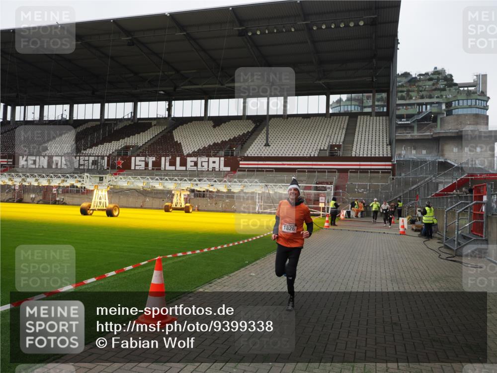 07.12.2025 - St. Pauli X-Mass-Run No. 15 Fabian Wolf http://msf.ph/oto/9399338 07.12.2025 10:59:29 Ziel 301, 1826, 2719, 2720, 2721, 2727 meine-sportfotos.de
