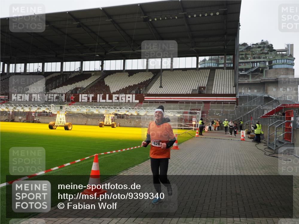 07.12.2025 - St. Pauli X-Mass-Run No. 15 Fabian Wolf http://msf.ph/oto/9399340 07.12.2025 10:59:29 Ziel 301, 1826, 2719, 2720, 2721, 2727 meine-sportfotos.de