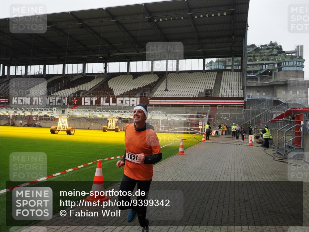 07.12.2025 - St. Pauli X-Mass-Run No. 15 Fabian Wolf http://msf.ph/oto/9399342 07.12.2025 10:59:30 Ziel 301, 306, 420, 1826, 2719, 2720, 2721, 2727 meine-sportfotos.de
