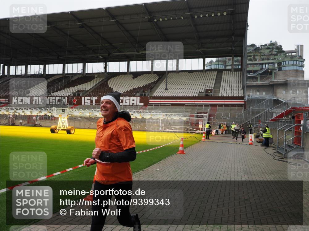 07.12.2025 - St. Pauli X-Mass-Run No. 15 Fabian Wolf http://msf.ph/oto/9399343 07.12.2025 10:59:30 Ziel 301, 306, 420, 1826, 2719, 2720, 2721, 2727 meine-sportfotos.de