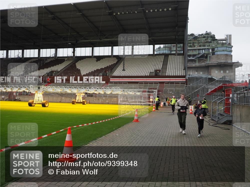07.12.2025 - St. Pauli X-Mass-Run No. 15 Fabian Wolf http://msf.ph/oto/9399348 07.12.2025 10:59:35 Ziel 301, 306, 420, 1826, 2721, 2727, 4128 meine-sportfotos.de