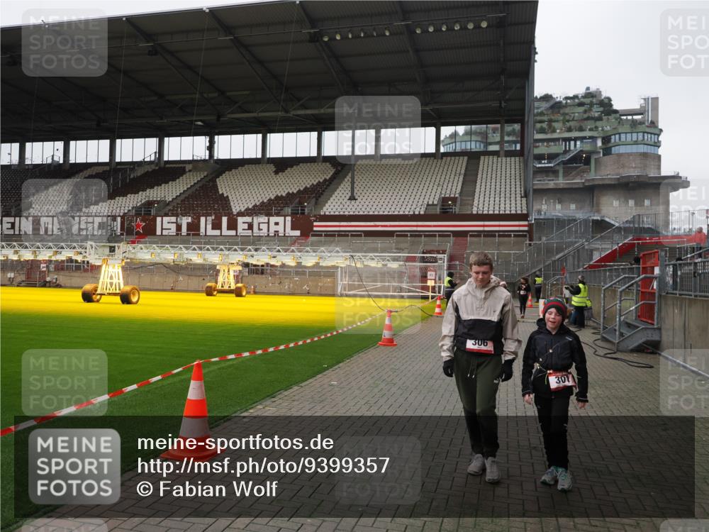 07.12.2025 - St. Pauli X-Mass-Run No. 15 Fabian Wolf http://msf.ph/oto/9399357 07.12.2025 10:59:37 Ziel 301, 306, 420, 1826, 4128 meine-sportfotos.de