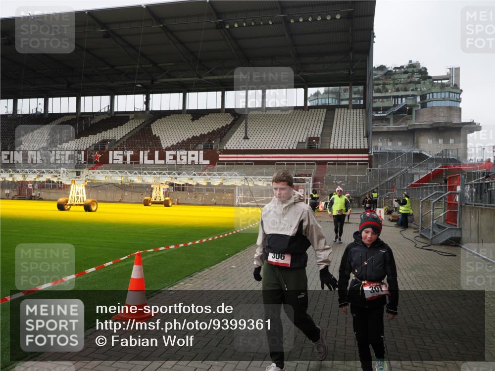 07.12.2025 - St. Pauli X-Mass-Run No. 15 Fabian Wolf http://msf.ph/oto/9399361 07.12.2025 10:59:38 Ziel 301, 306, 420, 1826, 4128 meine-sportfotos.de