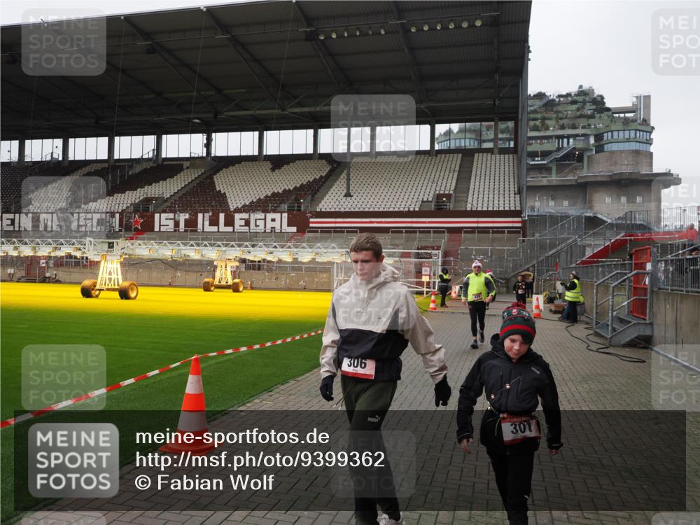 07.12.2025 - St. Pauli X-Mass-Run No. 15 Fabian Wolf http://msf.ph/oto/9399362 07.12.2025 10:59:38 Ziel 301, 306, 420, 1826, 4128 meine-sportfotos.de