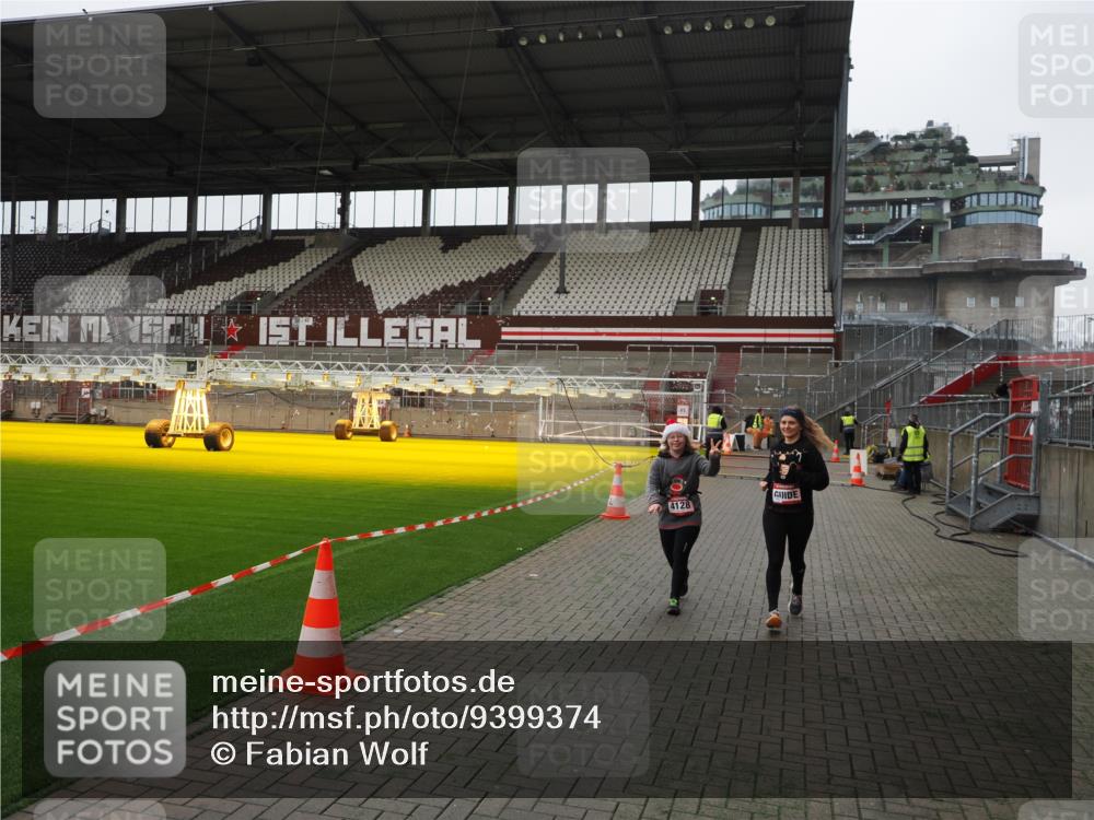 07.12.2025 - St. Pauli X-Mass-Run No. 15 Fabian Wolf http://msf.ph/oto/9399374 07.12.2025 10:59:45 Ziel 301, 306, 420, 4128 meine-sportfotos.de