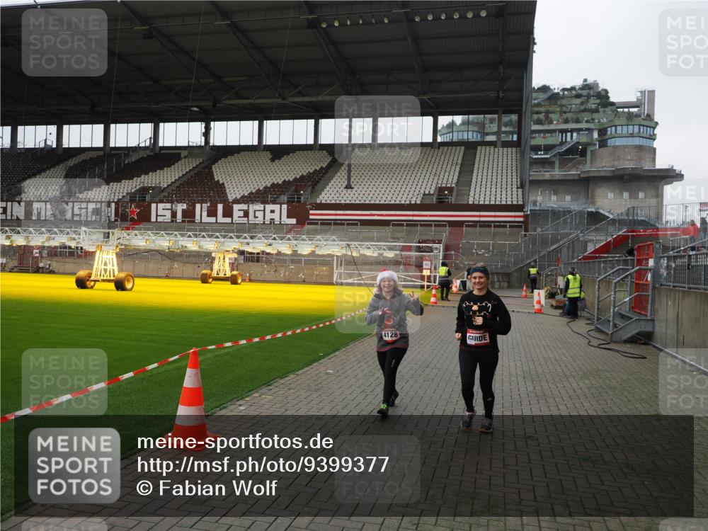 07.12.2025 - St. Pauli X-Mass-Run No. 15 Fabian Wolf http://msf.ph/oto/9399377 07.12.2025 10:59:45 Ziel 301, 306, 420, 4128 meine-sportfotos.de