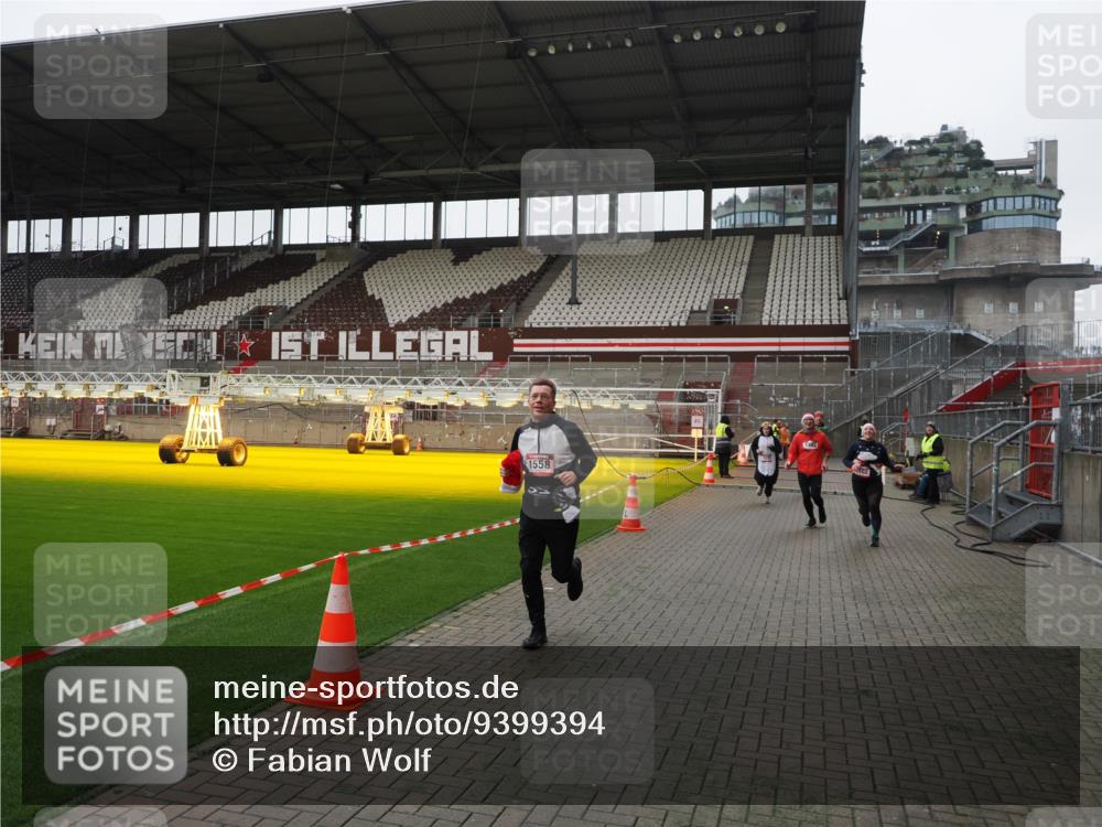 07.12.2025 - St. Pauli X-Mass-Run No. 15 Fabian Wolf http://msf.ph/oto/9399394 07.12.2025 11:00:02 Ziel 529, 1482, 1558, 1702, 3586 meine-sportfotos.de