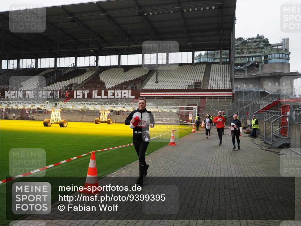07.12.2025 - St. Pauli X-Mass-Run No. 15 Fabian Wolf http://msf.ph/oto/9399395 07.12.2025 11:00:03 Ziel 529, 1482, 1558, 1702, 3586 meine-sportfotos.de