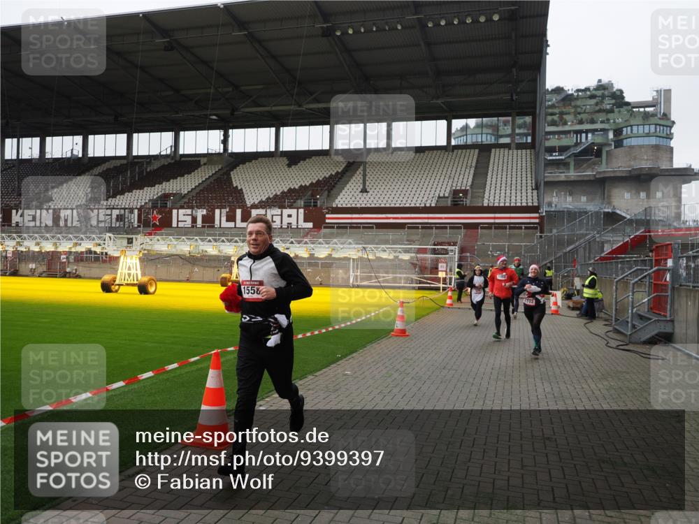 07.12.2025 - St. Pauli X-Mass-Run No. 15 Fabian Wolf http://msf.ph/oto/9399397 07.12.2025 11:00:03 Ziel 529, 1482, 1558, 1702, 3586 meine-sportfotos.de