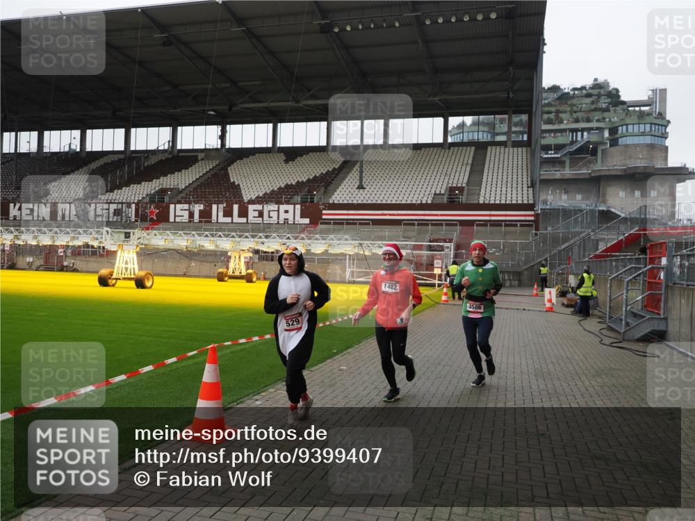07.12.2025 - St. Pauli X-Mass-Run No. 15 Fabian Wolf http://msf.ph/oto/9399407 07.12.2025 11:00:06 Ziel 529, 1482, 1558, 1702, 3586 meine-sportfotos.de