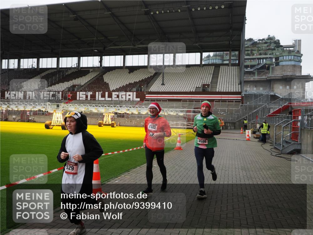 07.12.2025 - St. Pauli X-Mass-Run No. 15 Fabian Wolf http://msf.ph/oto/9399410 07.12.2025 11:00:07 Ziel 529, 1482, 1558, 1702, 3586 meine-sportfotos.de