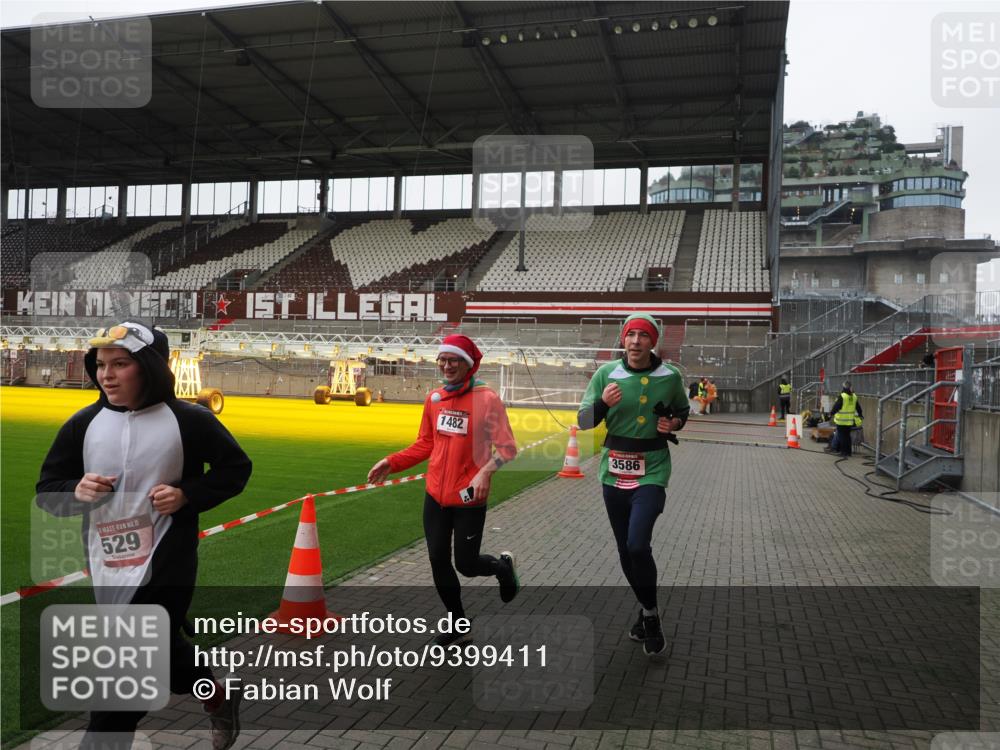 07.12.2025 - St. Pauli X-Mass-Run No. 15 Fabian Wolf http://msf.ph/oto/9399411 07.12.2025 11:00:07 Ziel 529, 1482, 1558, 1702, 3586 meine-sportfotos.de