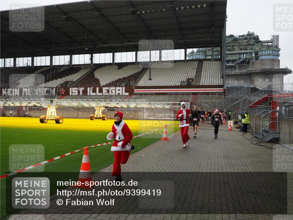 07.12.2025 - St. Pauli X-Mass-Run No. 15 Fabian Wolf http://msf.ph/oto/9399419 07.12.2025 11:00:21 Ziel 225, 435, 440, 985, 988, 3586, 4793 meine-sportfotos.de