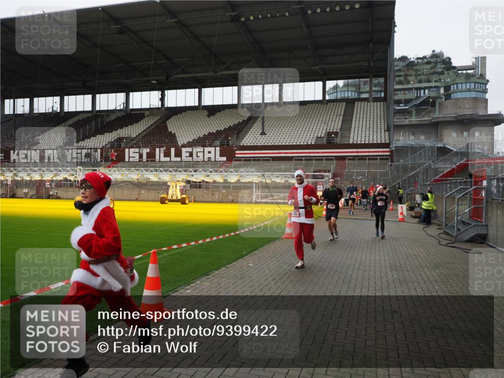 07.12.2025 - St. Pauli X-Mass-Run No. 15 Fabian Wolf http://msf.ph/oto/9399422 07.12.2025 11:00:22 Ziel 225, 435, 440, 611, 985, 988, 3952, 4793 meine-sportfotos.de