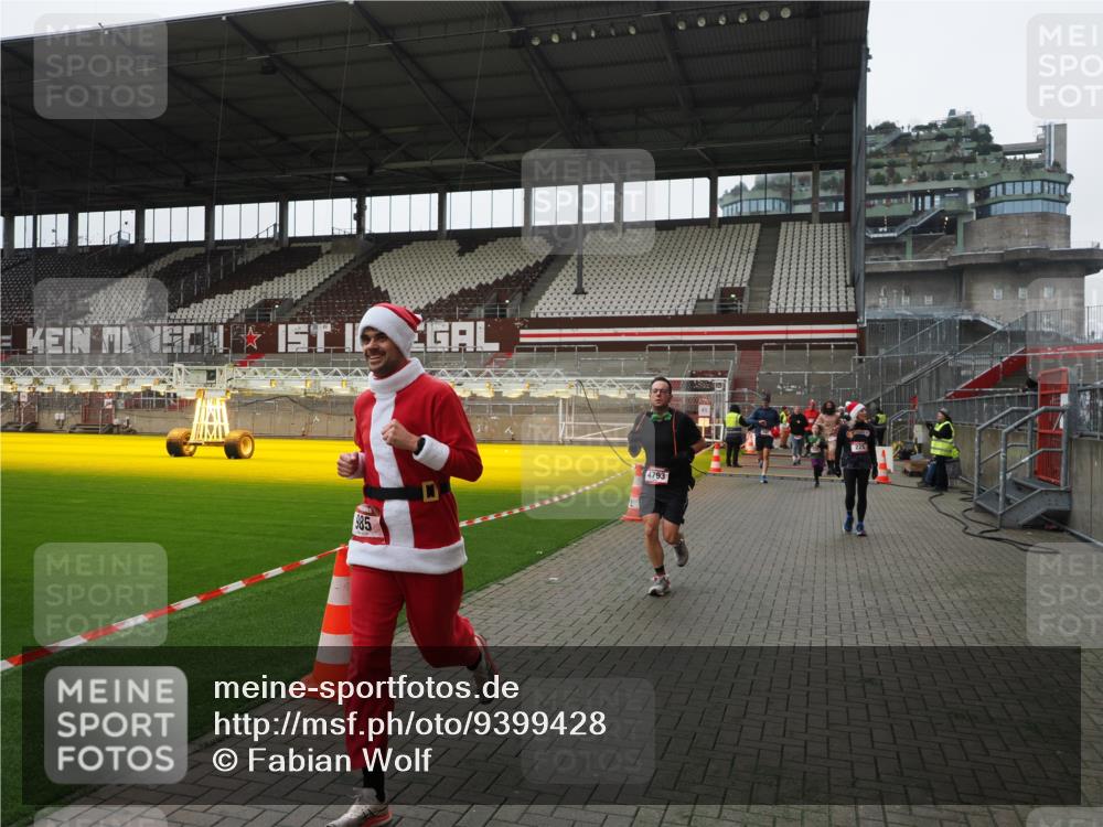 07.12.2025 - St. Pauli X-Mass-Run No. 15 Fabian Wolf http://msf.ph/oto/9399428 07.12.2025 11:00:23 Ziel 225, 435, 440, 611, 985, 988, 3952, 4478, 4793 meine-sportfotos.de