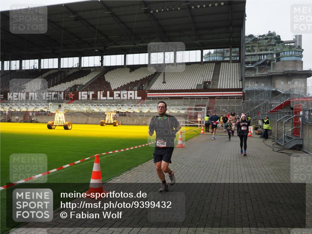 07.12.2025 - St. Pauli X-Mass-Run No. 15 Fabian Wolf http://msf.ph/oto/9399432 07.12.2025 11:00:24 Ziel 225, 435, 440, 611, 985, 988, 3952, 4478, 4793 meine-sportfotos.de