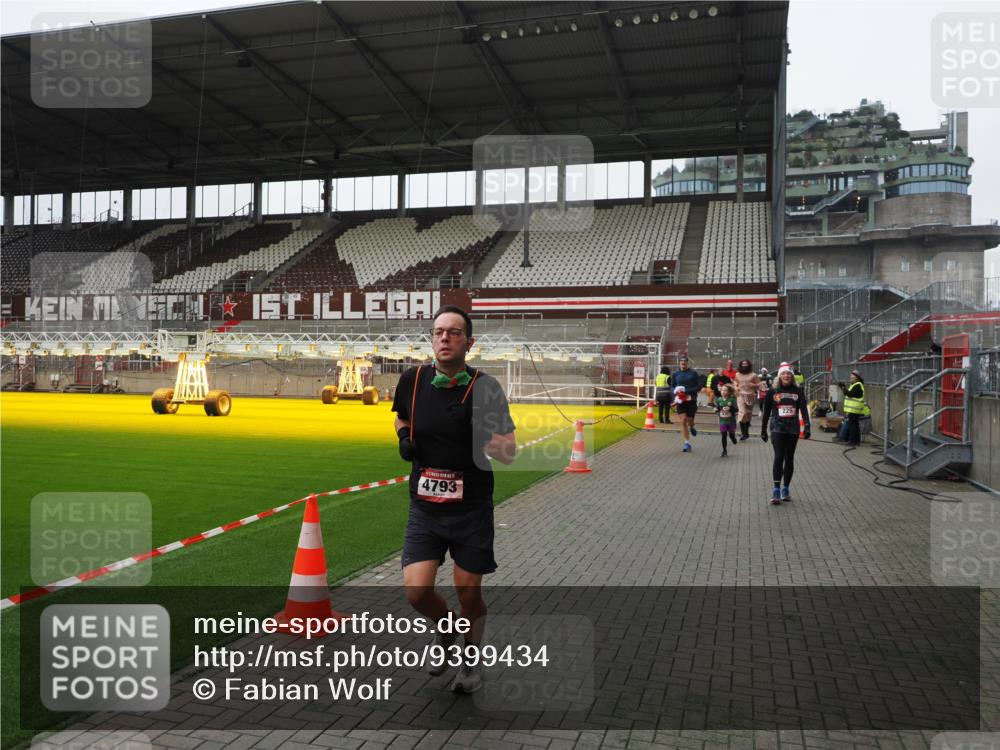 07.12.2025 - St. Pauli X-Mass-Run No. 15 Fabian Wolf http://msf.ph/oto/9399434 07.12.2025 11:00:24 Ziel 225, 435, 440, 611, 985, 988, 3952, 4478, 4793 meine-sportfotos.de