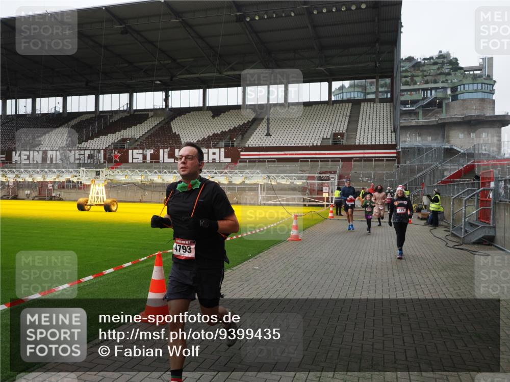 07.12.2025 - St. Pauli X-Mass-Run No. 15 Fabian Wolf http://msf.ph/oto/9399435 07.12.2025 11:00:24 Ziel 225, 435, 440, 611, 985, 988, 3952, 4478, 4793 meine-sportfotos.de