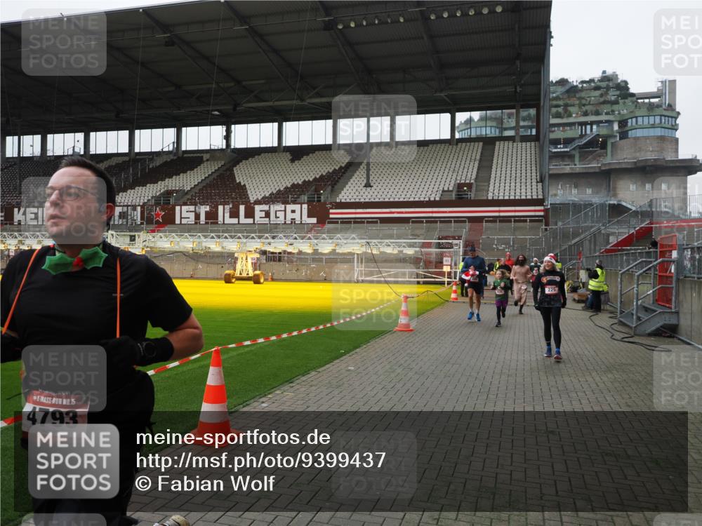 07.12.2025 - St. Pauli X-Mass-Run No. 15 Fabian Wolf http://msf.ph/oto/9399437 07.12.2025 11:00:25 Ziel 225, 435, 440, 611, 985, 988, 1721, 3952, 4478, 4793 meine-sportfotos.de