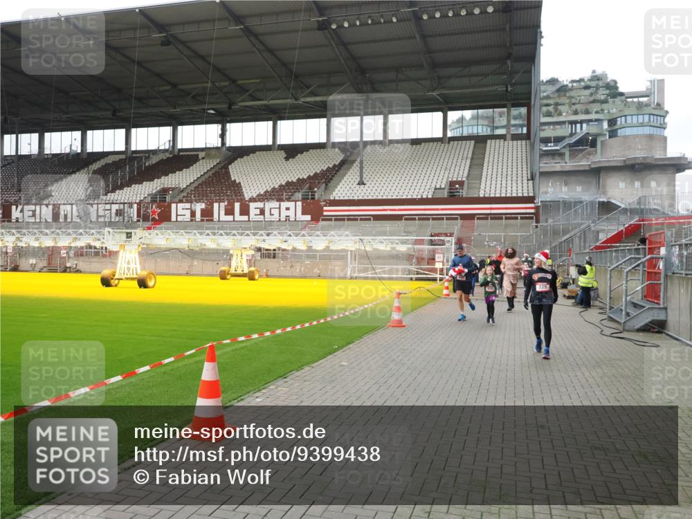 07.12.2025 - St. Pauli X-Mass-Run No. 15 Fabian Wolf http://msf.ph/oto/9399438 07.12.2025 11:00:25 Ziel 225, 435, 440, 611, 985, 988, 1721, 3952, 4478, 4793 meine-sportfotos.de