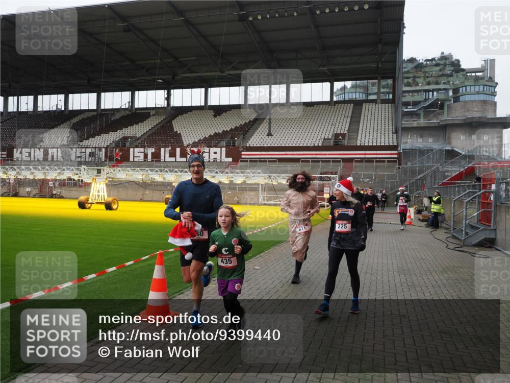 07.12.2025 - St. Pauli X-Mass-Run No. 15 Fabian Wolf http://msf.ph/oto/9399440 07.12.2025 11:00:29 Ziel 225, 435, 440, 611, 985, 988, 1721, 3952, 4478, 4793 meine-sportfotos.de