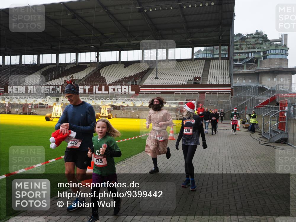 07.12.2025 - St. Pauli X-Mass-Run No. 15 Fabian Wolf http://msf.ph/oto/9399442 07.12.2025 11:00:29 Ziel 225, 435, 440, 611, 985, 988, 1721, 3952, 4478, 4793 meine-sportfotos.de