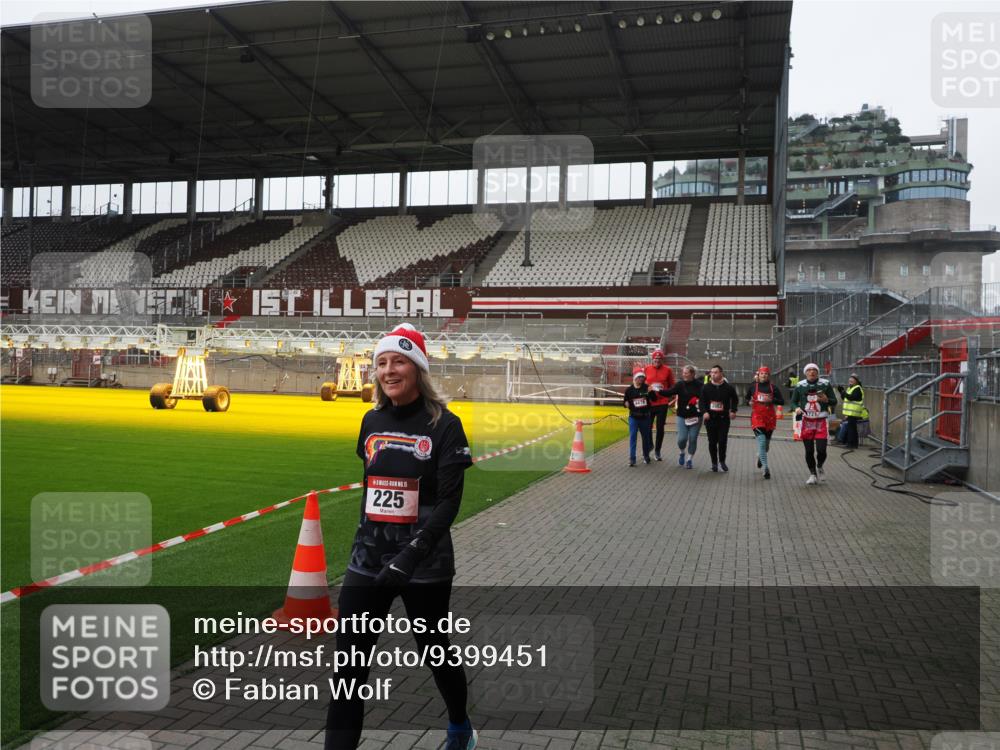07.12.2025 - St. Pauli X-Mass-Run No. 15 Fabian Wolf http://msf.ph/oto/9399451 07.12.2025 11:00:31 Ziel 225, 410, 435, 439, 440, 611, 985, 988, 1721, 3952, 4478, 4793 meine-sportfotos.de