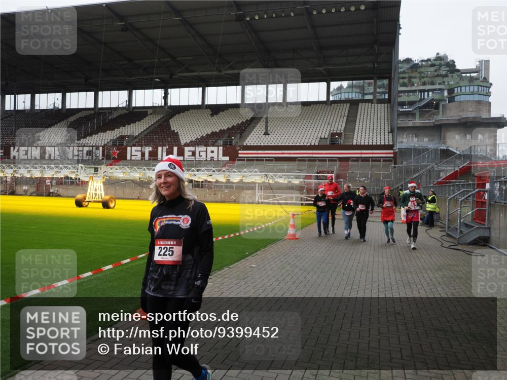 07.12.2025 - St. Pauli X-Mass-Run No. 15 Fabian Wolf http://msf.ph/oto/9399452 07.12.2025 11:00:31 Ziel 225, 410, 435, 439, 440, 611, 985, 988, 1721, 3952, 4478, 4793 meine-sportfotos.de