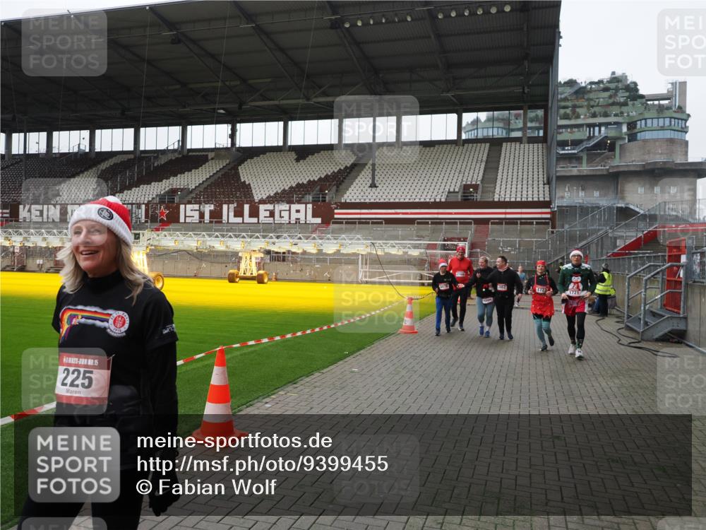 07.12.2025 - St. Pauli X-Mass-Run No. 15 Fabian Wolf http://msf.ph/oto/9399455 07.12.2025 11:00:32 Ziel 225, 410, 433, 435, 439, 440, 611, 985, 988, 1721, 3952, 4478, 4793 meine-sportfotos.de