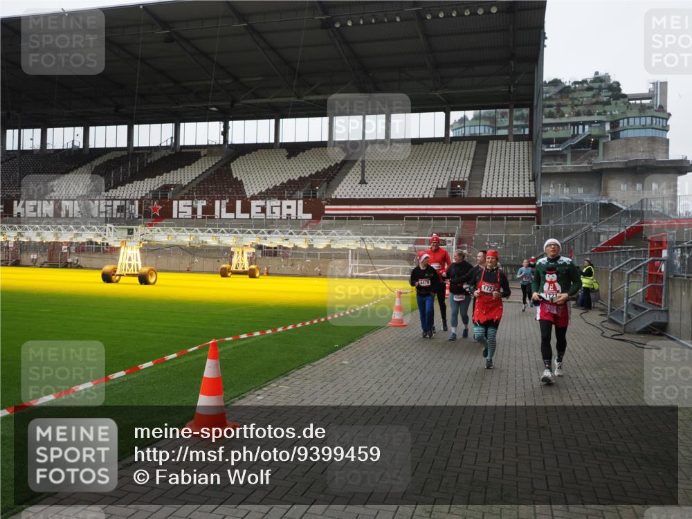 07.12.2025 - St. Pauli X-Mass-Run No. 15 Fabian Wolf http://msf.ph/oto/9399459 07.12.2025 11:00:33 Ziel 225, 410, 433, 435, 439, 440, 611, 985, 988, 1721, 3952, 4478, 4793 meine-sportfotos.de