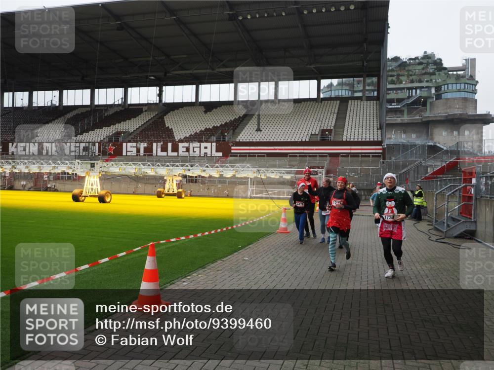 07.12.2025 - St. Pauli X-Mass-Run No. 15 Fabian Wolf http://msf.ph/oto/9399460 07.12.2025 11:00:33 Ziel 225, 410, 433, 435, 439, 440, 611, 985, 988, 1721, 3952, 4478, 4793 meine-sportfotos.de