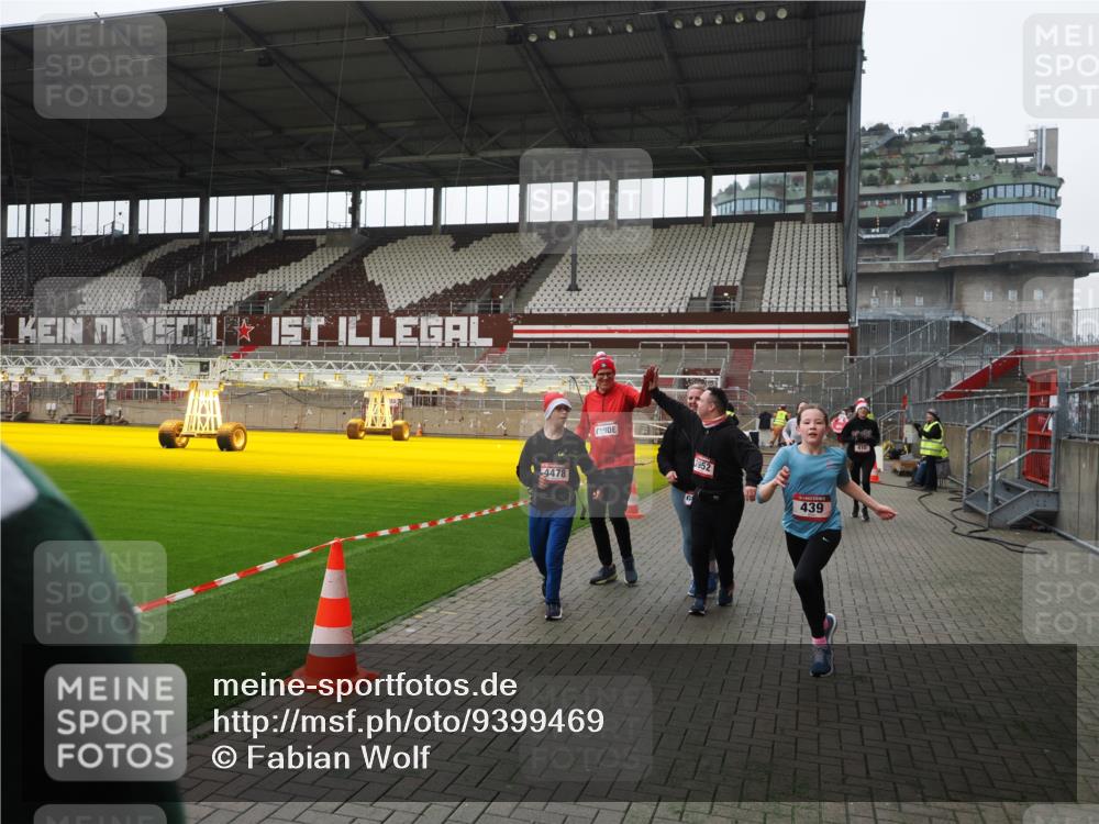 07.12.2025 - St. Pauli X-Mass-Run No. 15 Fabian Wolf http://msf.ph/oto/9399469 07.12.2025 11:00:35 Ziel 225, 410, 433, 435, 439, 440, 611, 985, 988, 1721, 3952, 4478, 4793 meine-sportfotos.de