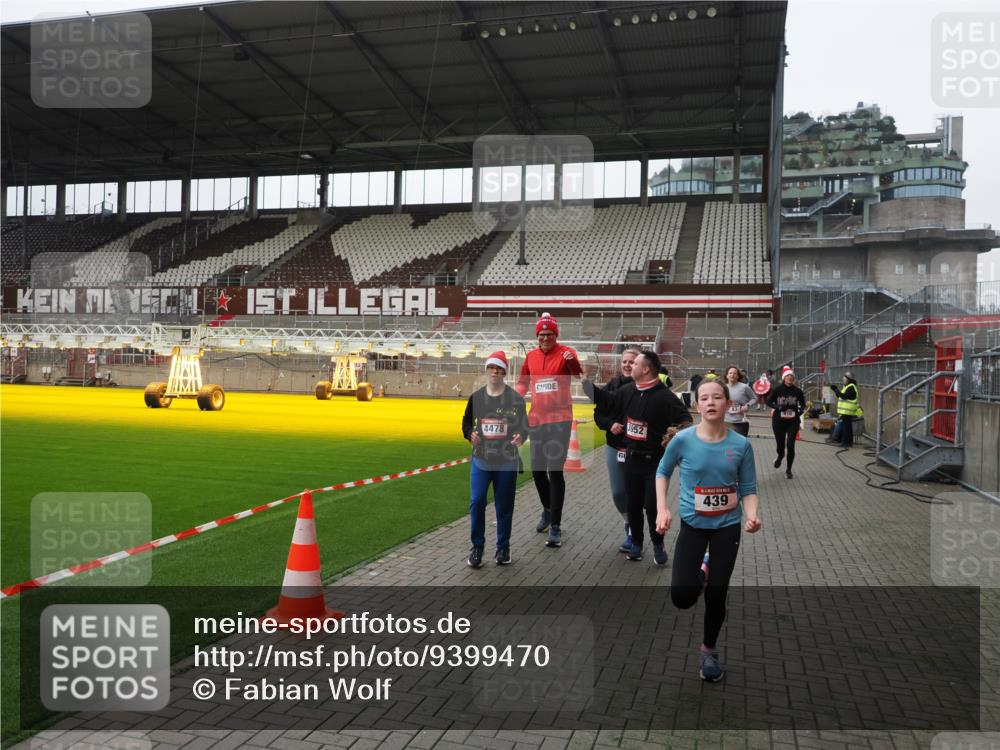 07.12.2025 - St. Pauli X-Mass-Run No. 15 Fabian Wolf http://msf.ph/oto/9399470 07.12.2025 11:00:35 Ziel 225, 410, 433, 435, 439, 440, 611, 985, 988, 1721, 3952, 4478, 4793 meine-sportfotos.de